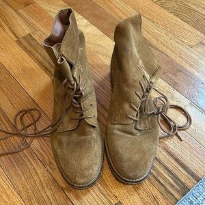 Brown suade boots with laces